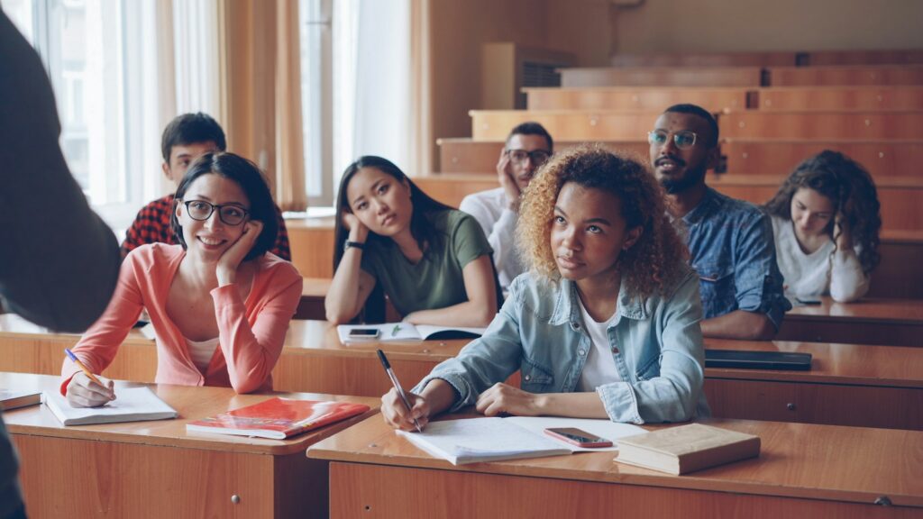 Estudiantes reciben una clase sobre administración del dinero y educación financiera