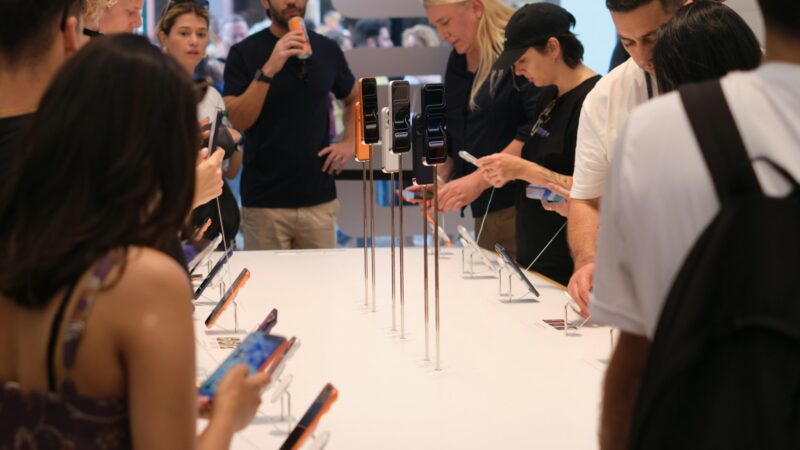 Celular Samsung Galaxy exhibido en una tienda de tecnología