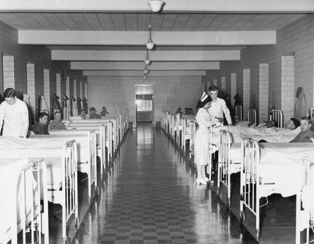 Pasillo de una clínica donde se prestan servicios de atención médica especializada
