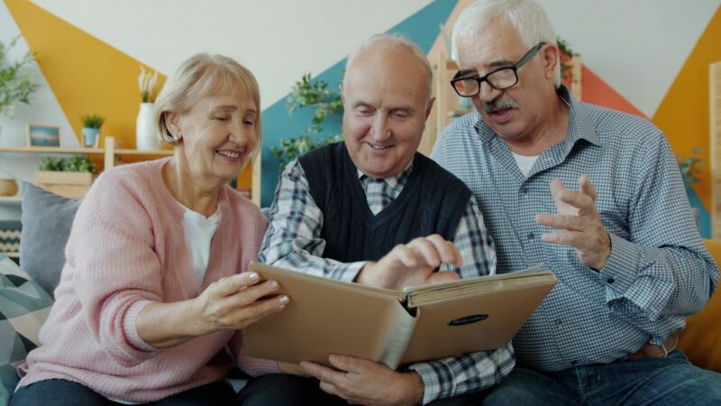 Adulto mayor revisando información relacionada con una ayuda económica