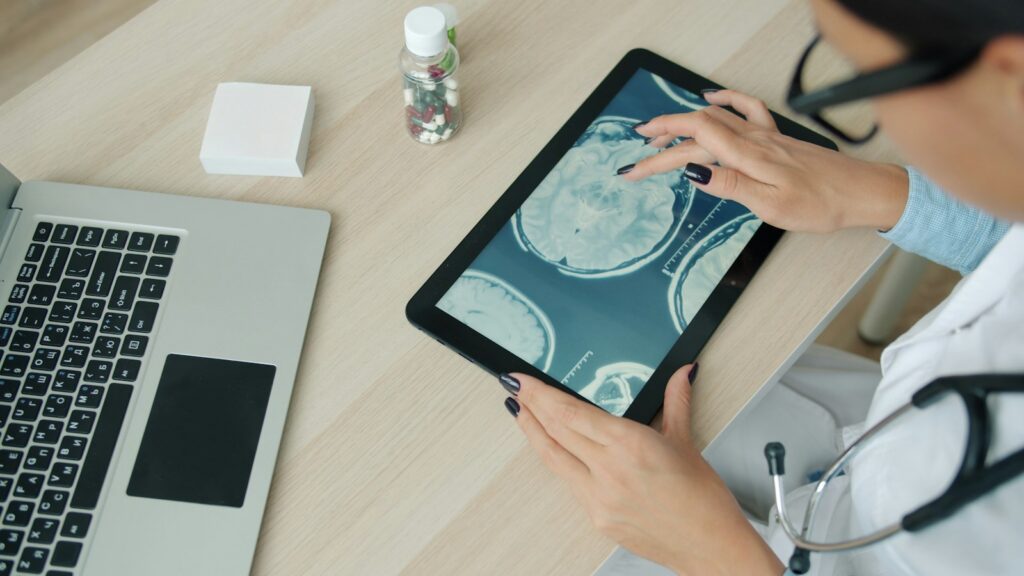 Profesional de la salud utilizando tecnología digital para consultar información médica