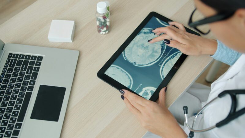 Profesional de la salud utilizando tecnología digital para consultar información médica