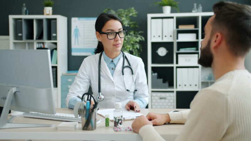 Paciente conversando con un profesional de la salud sobre un tema de salud sexual masculina