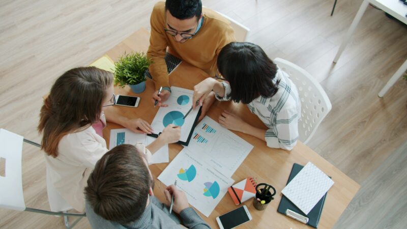 Personas reunidas alrededor de una mesa de reuniones en una oficina, representando la mesa de política salarial entre Gobierno, empresarios y sindicatos.
