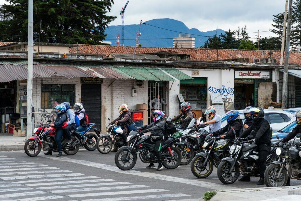 Manifestantes marchando por una calle mientras agentes de seguridad vigilan la movilización