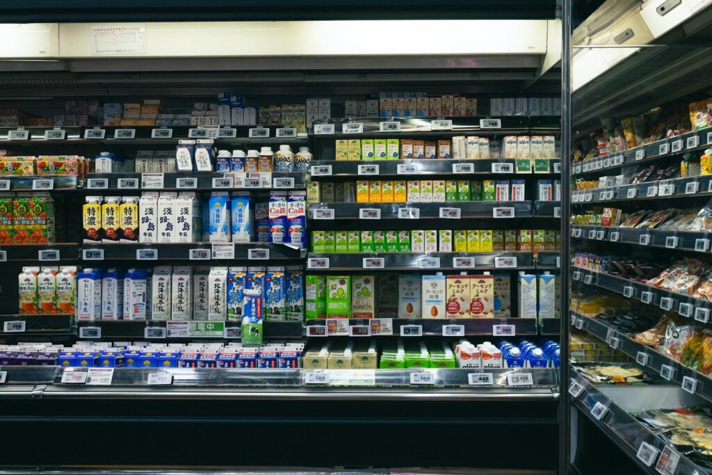 Productos lácteos y de consumo masivo exhibidos en un estante de supermercado, en referencia a Alquería, compañía destacada en el ránking Merco 2026.