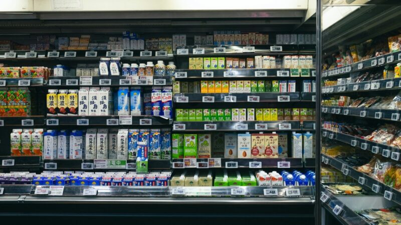 Productos lácteos y de consumo masivo exhibidos en un estante de supermercado, en referencia a Alquería, compañía destacada en el ránking Merco 2026.