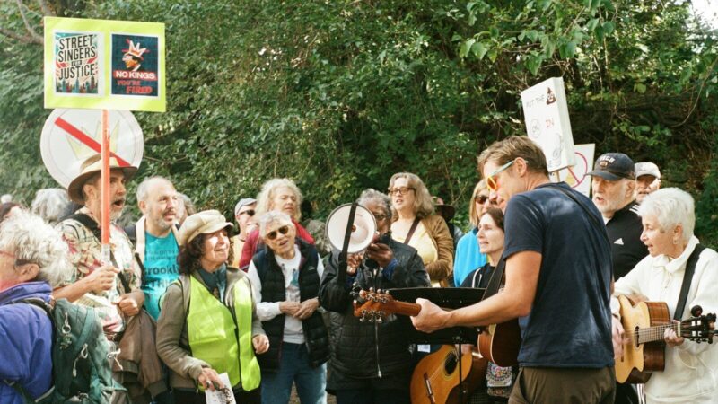 Manifestantes en una calle colombiana, en contexto de la demanda contra el decreto que regula el derecho a la protesta