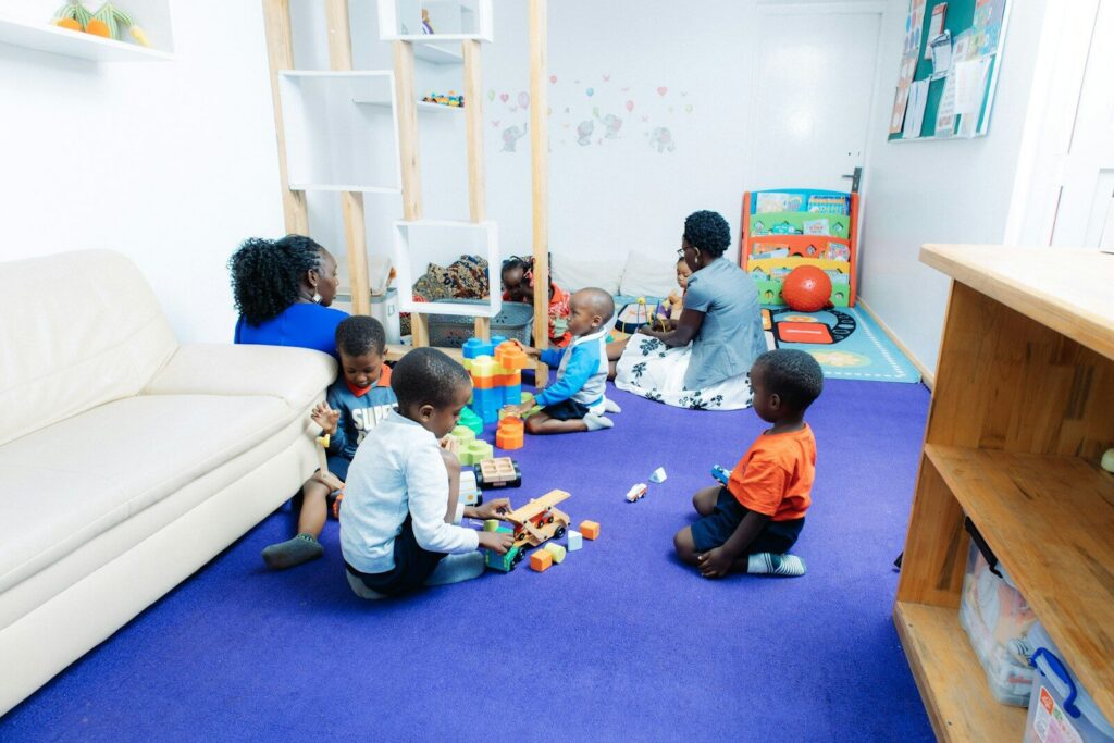 Aula de un colegio de primera infancia con espacios diseñados para niños pequeños en Bogotá