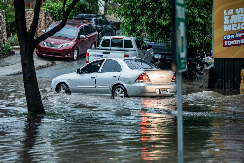 Zona urbana afectada por una creciente y labores de atención de emergencia