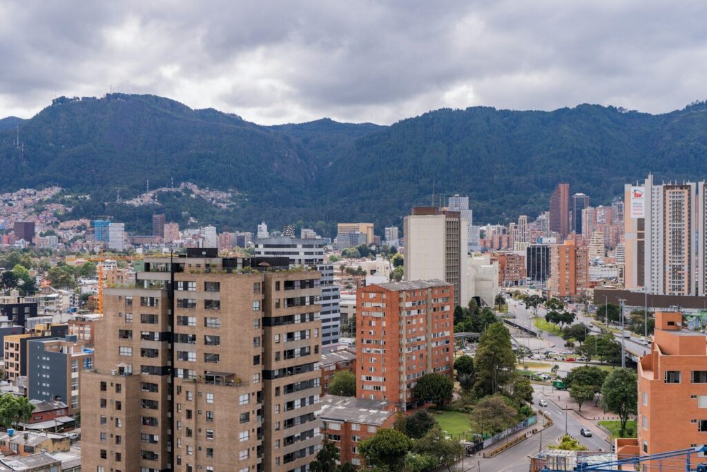 Vista de un moderno distrito urbano con edificios residenciales, comercio y espacios públicos en Bogotá