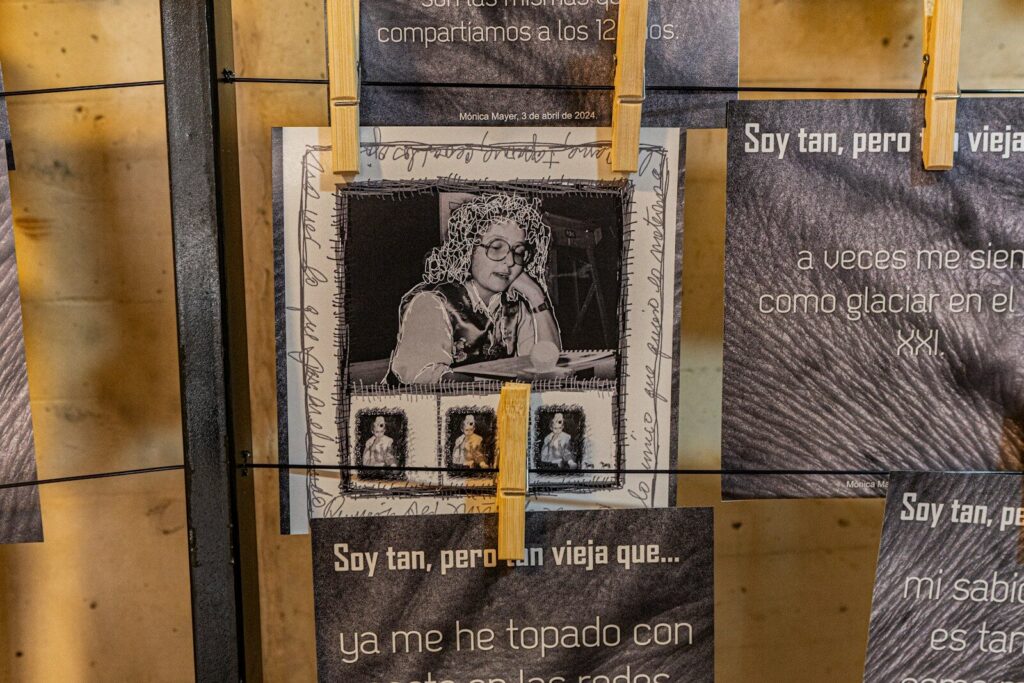 Sala de exposición con muros y espacios vacíos en un museo histórico de Colombia
