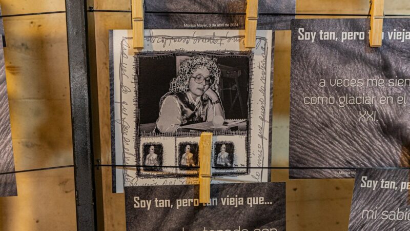 Sala de exposición con muros y espacios vacíos en un museo histórico de Colombia