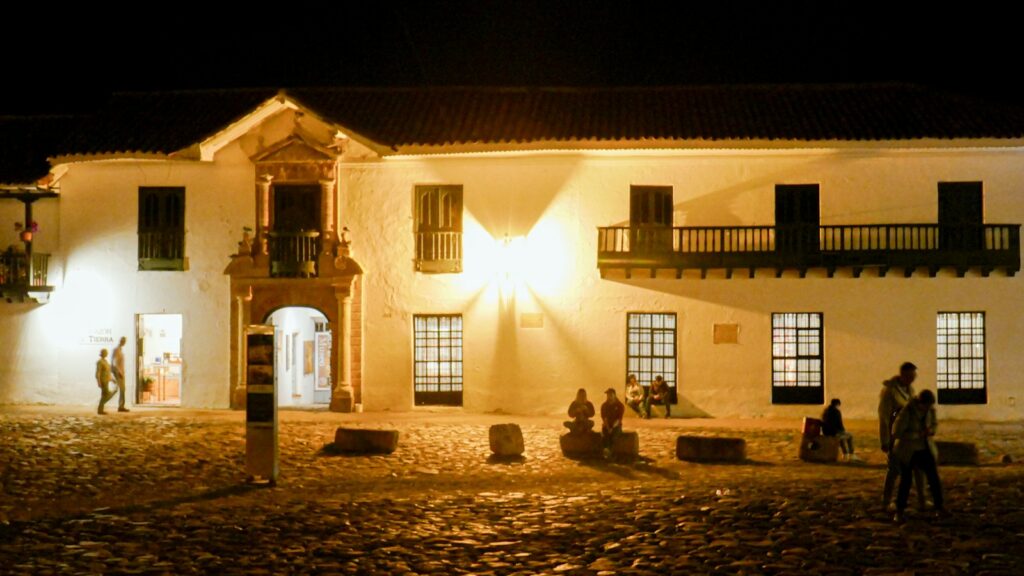 Sala de exposición del Museo Nacional de Colombia con piezas históricas y culturales