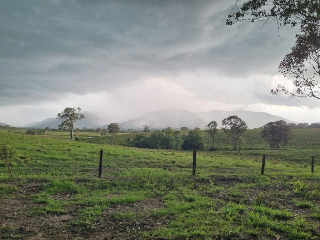 Cielo gris con nubes de tormenta cargadas de lluvia antes de un aguacero en zona rural