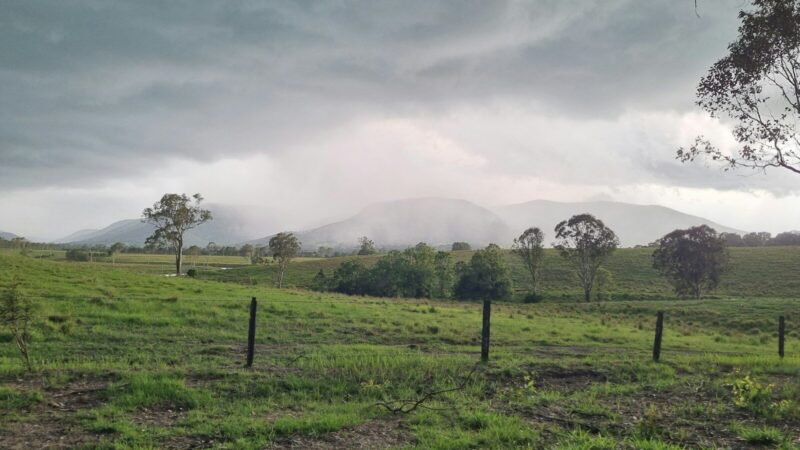Cielo gris con nubes de tormenta cargadas de lluvia antes de un aguacero en zona rural