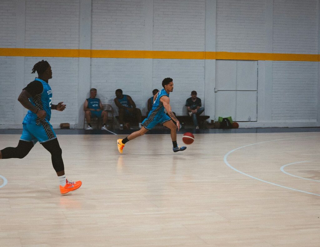 Jugadores disputando un partido de futsal en una cancha cubierta