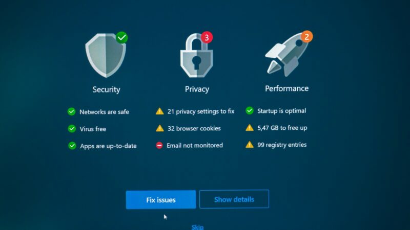 Pantalla de un navegador con una advertencia de seguridad frente a un sitio sospechoso