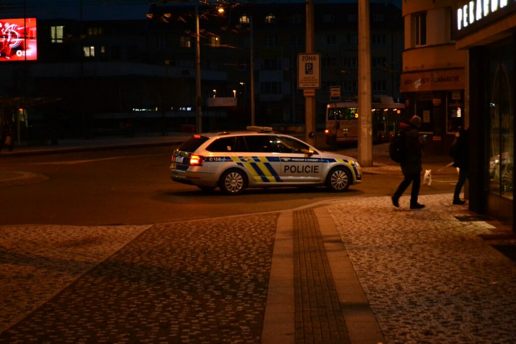 Agentes de la Policía trabajando en un sector nocturno en la zona del crimen en Girón, Santander.