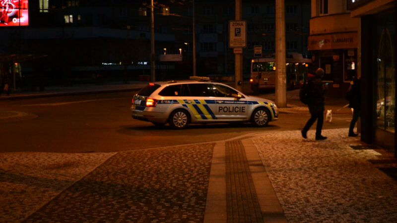 Agentes de la Policía trabajando en un sector nocturno en la zona del crimen en Girón, Santander.