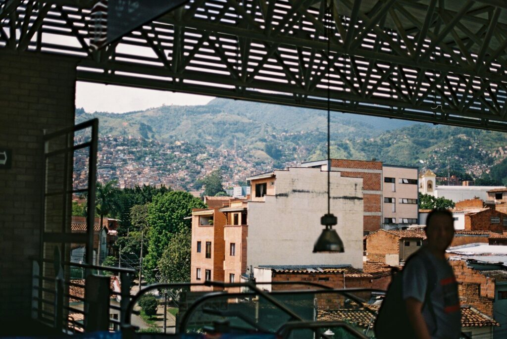 Funcionarios de seguridad frente a las instalaciones de un centro penitenciario