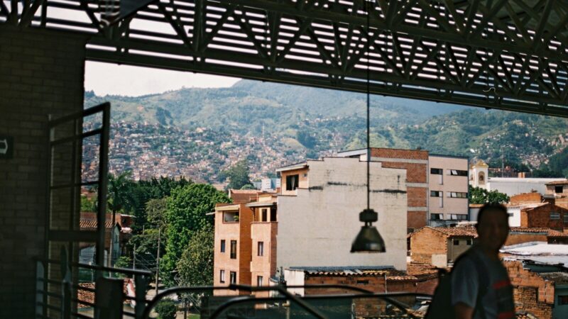 Funcionarios de seguridad frente a las instalaciones de un centro penitenciario