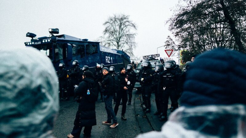 Manifestantes y policías durante una movilización en una calle urbana