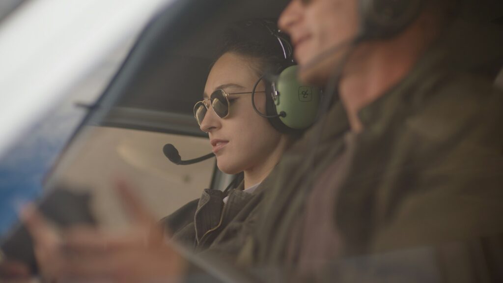 Piloto militar junto a una aeronave durante una jornada de vuelo