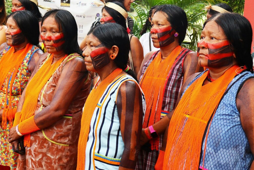 Mujeres indígenas embera-chamí durante una actividad de transmisión cultural