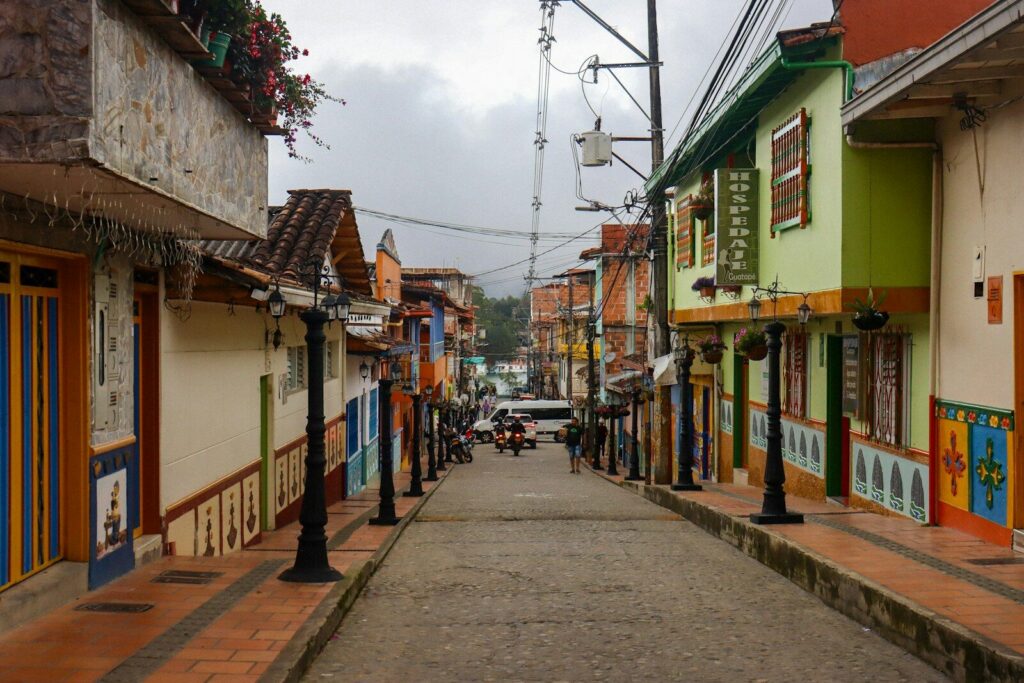 Calle urbana acordonada durante una investigación policial