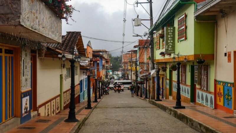Calle urbana acordonada durante una investigación policial