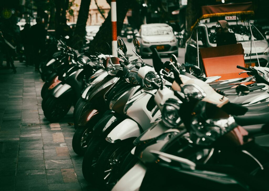 Motocicletas exhibidas en un entorno urbano durante una jornada comercial