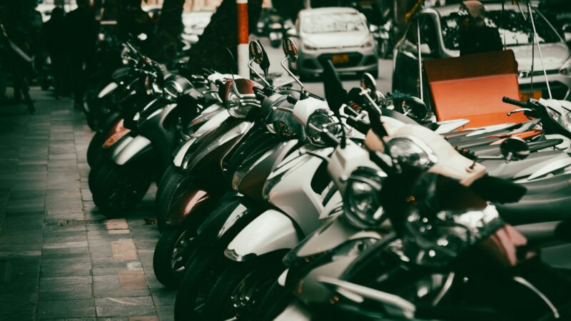 Motocicletas exhibidas en un entorno urbano durante una jornada comercial