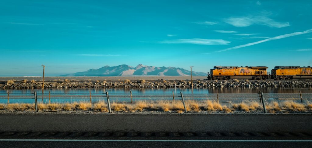 Tren de pasajeros recorriendo un paisaje natural de Estados Unidos