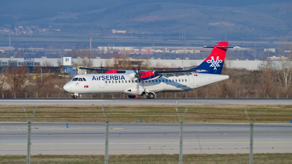 Avión de pasajeros en una pista aeroportuaria, como referencia de la nueva ruta aérea entre Montería y Ciudad de Panamá