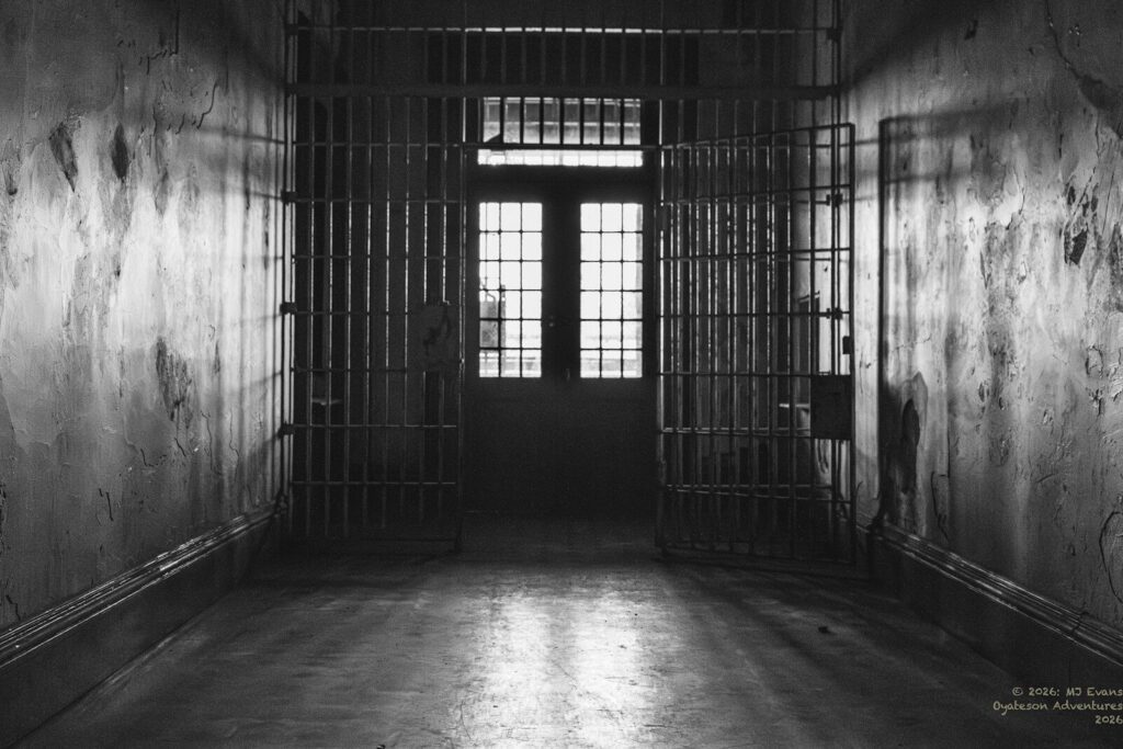 Valla de un centro penitenciario; una riña en una cárcel de Sinaloa, México, dejó al menos 10 muertos y 16 heridos.