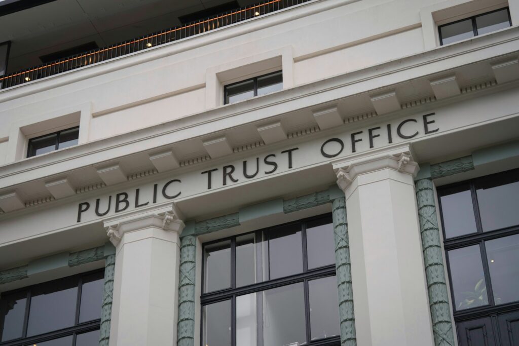 Documentos y elementos asociados con la gestión de portafolios fiduciarios y servicios financieros