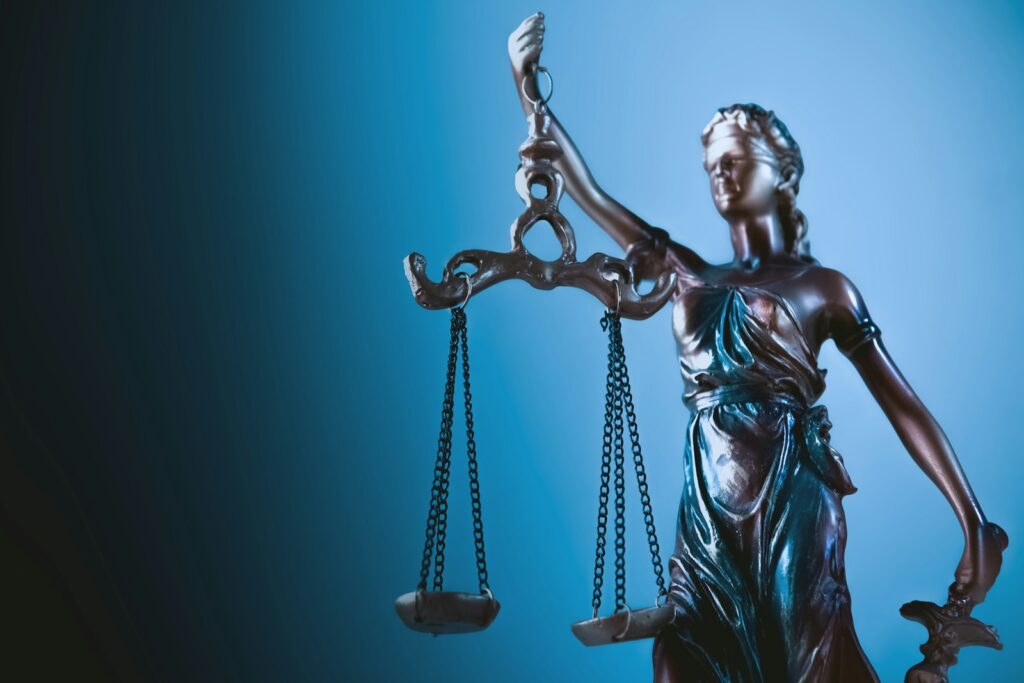 Sala de justicia que representa una investigación judicial por un caso de abuso sexual