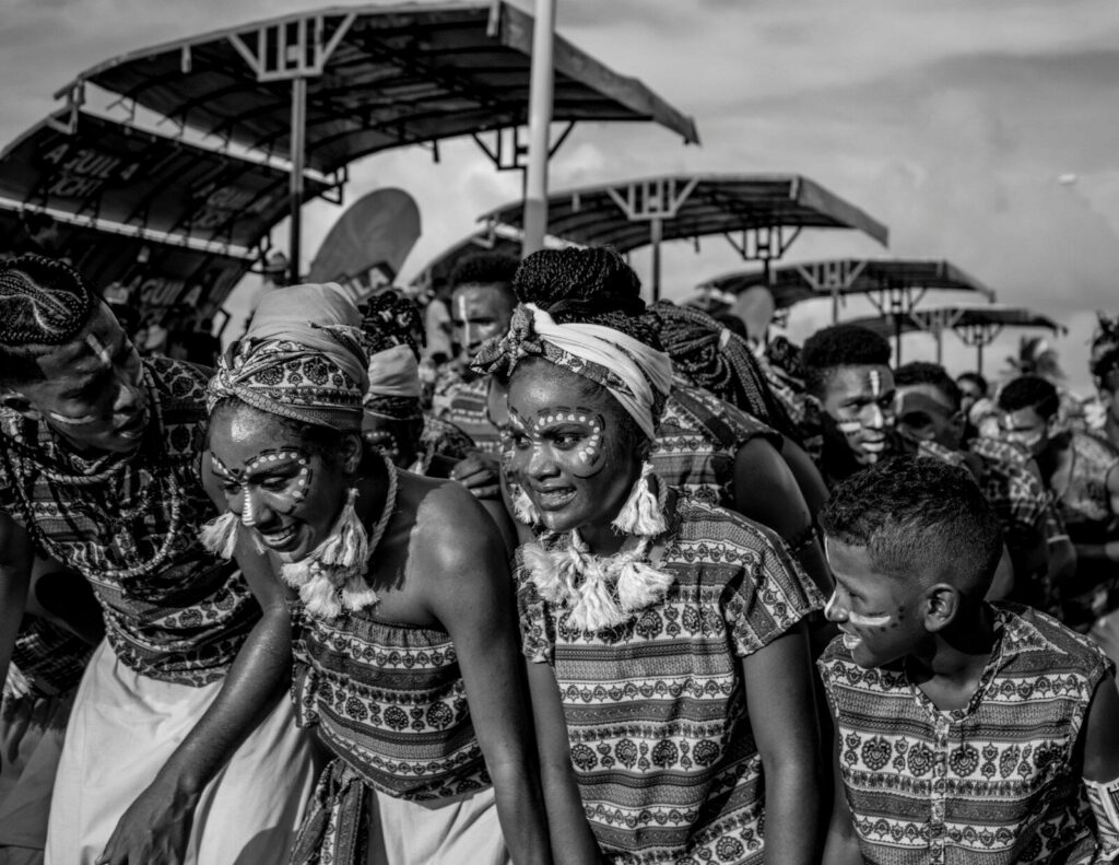 Personas participando en una fiesta cultural tradicional