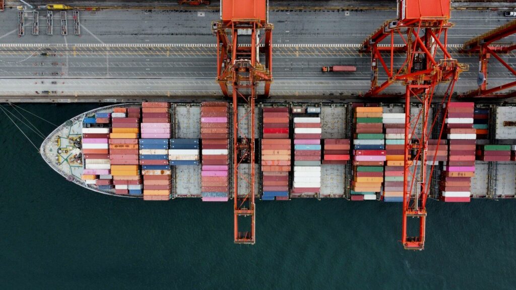 Contenedores de carga en un puerto durante una operación de comercio internacional