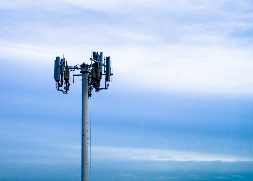 Infraestructura tecnológica que representa la conectividad digital y el acceso a internet