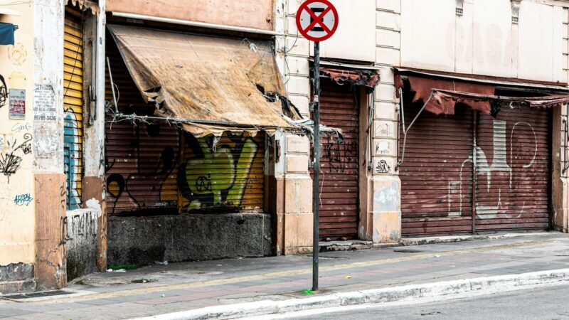 Edificaciones y calles de una ciudad durante la evaluación de un movimiento sísmico