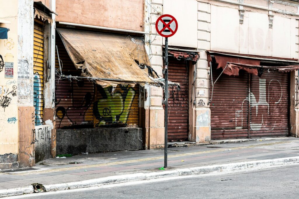 Calle urbana con daños en infraestructura después de un terremoto