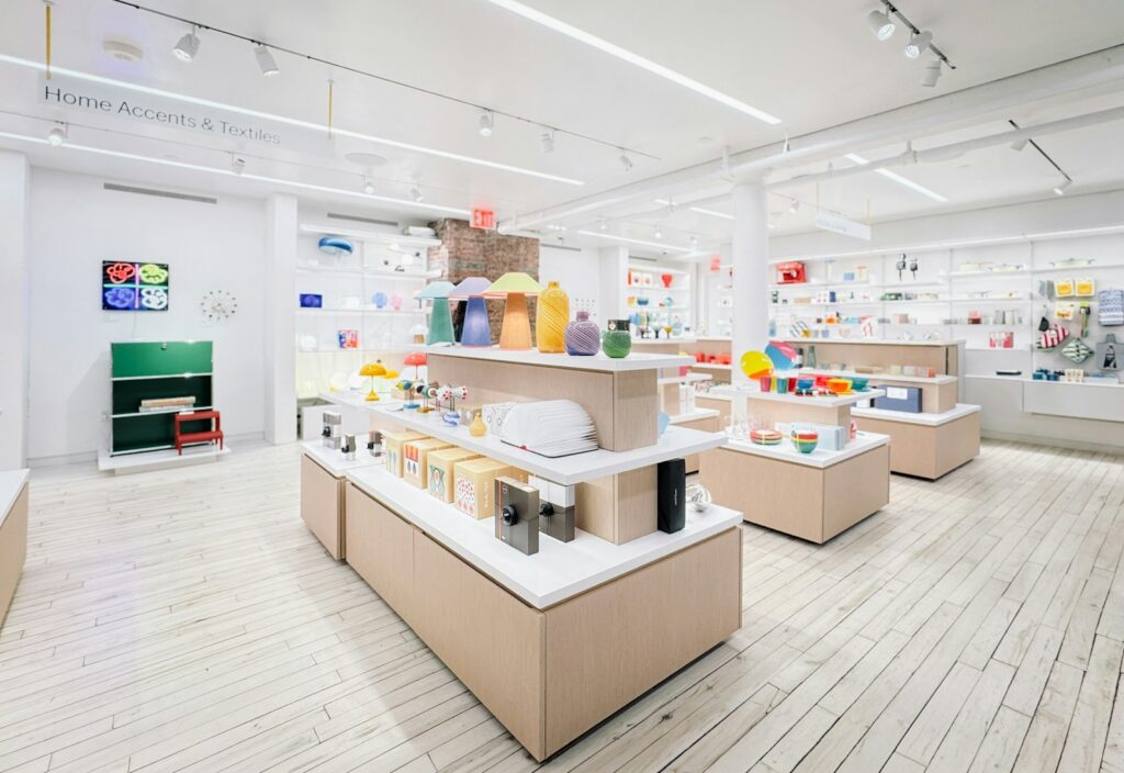 Interior de una tienda con artículos de cocina, mesa y decoración para el hogar