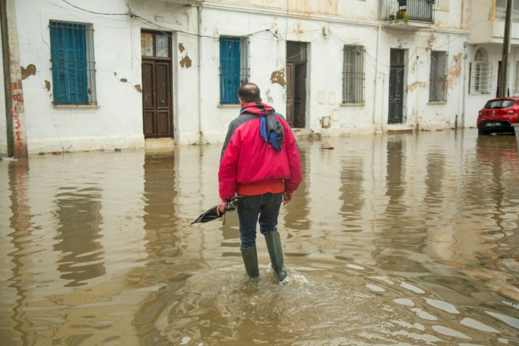 Calle inundada durante una emergencia causada por fuertes lluvias