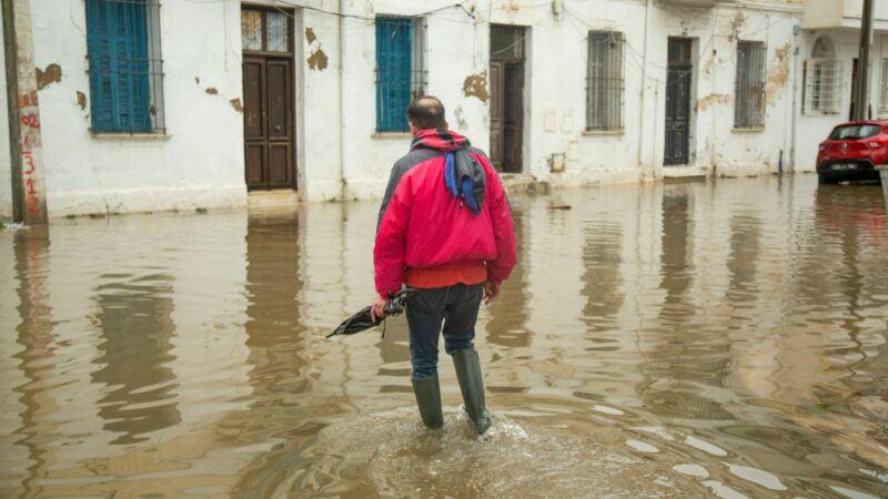 Calle inundada durante una emergencia causada por fuertes lluvias