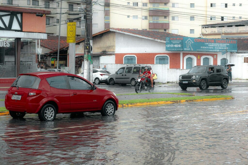 Calle inundada durante una jornada de fuertes lluvias
