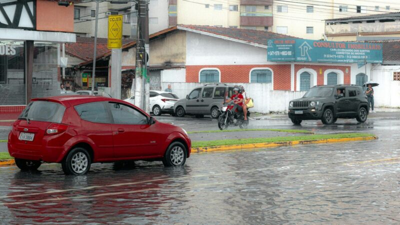 Calle inundada durante una jornada de fuertes lluvias