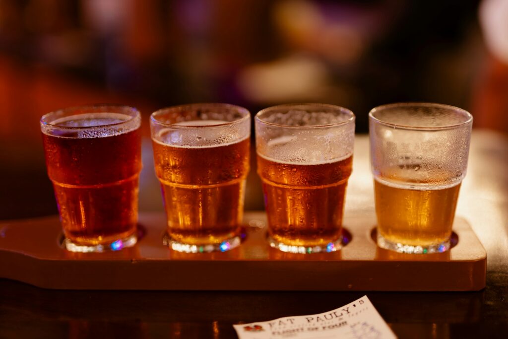 Vasos de cerveza artesanal servidos en un espacio de degustación y encuentro gastronómico