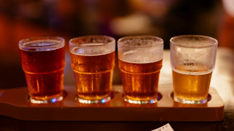 Vasos de cerveza artesanal servidos en un espacio de degustación y encuentro gastronómico